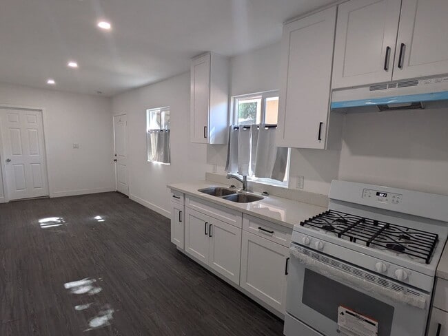 Building Photo - Wonderful 3-bedroom: