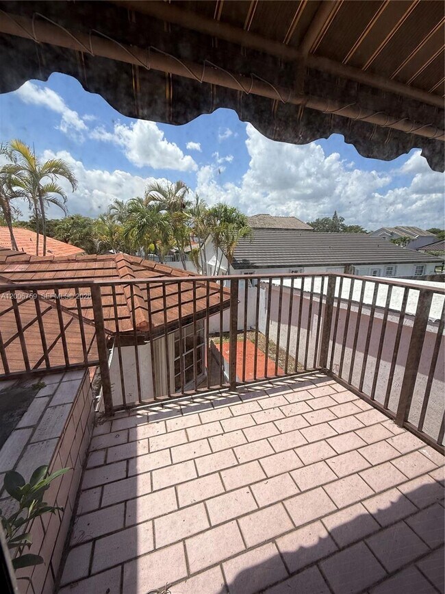 Building Photo - 9940 SW 146th Ct