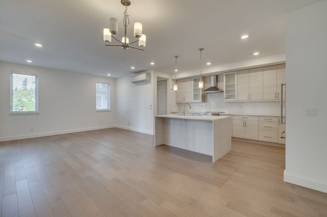 Building Photo - Modern Sammamish Townhome with Style, Spac...
