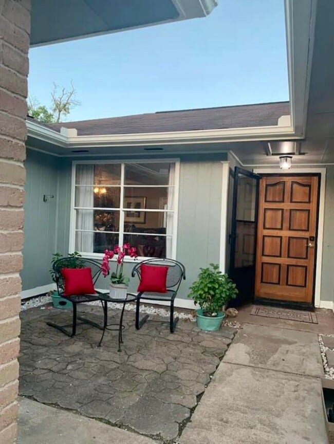 Building Photo - 2406 Strait Ln