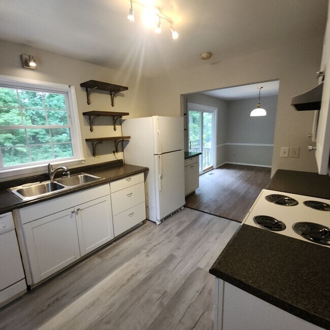 Building Photo - 3 Bedroom, 1.5 Bath Rancher in Established...