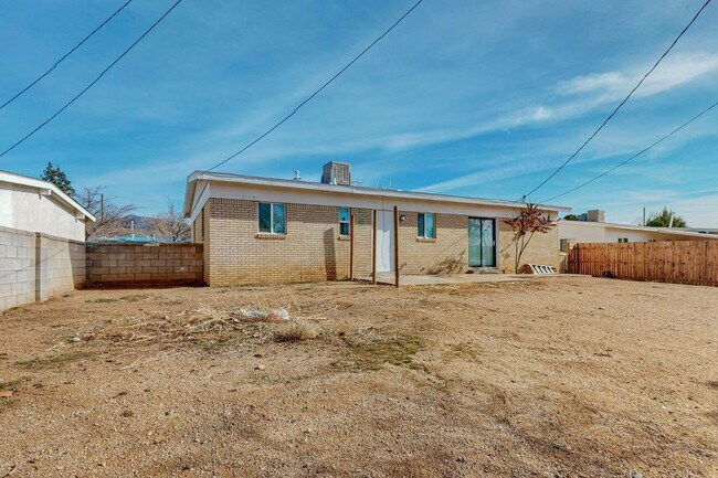 Building Photo - NE Mid-Century Modern 3 Badroom 1.5 Bath with garage
