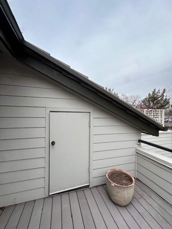 Building Photo - Riverfront Gated 2 Bedroom Luxury Condo!!