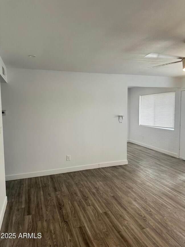 Building Photo - 3219 E Earll Dr