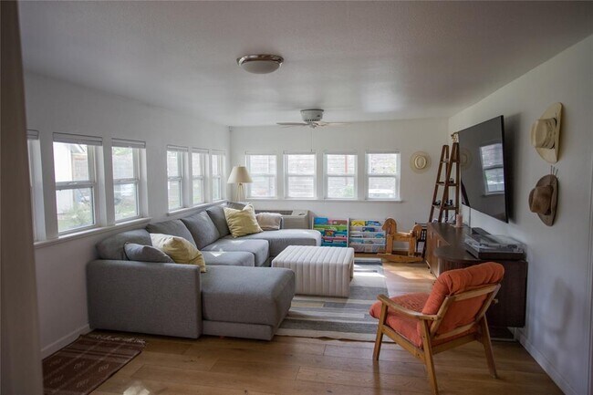 Building Photo - 202 W Crestland Dr