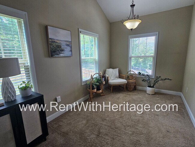 Building Photo - Gorgeous 3 bd / 2 bath / Attention to Deta...