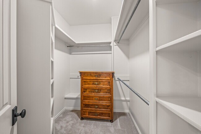 Building Photo - Luxury 5 Bed, 4.5 Bath, with Pool in Lakeridge!!!