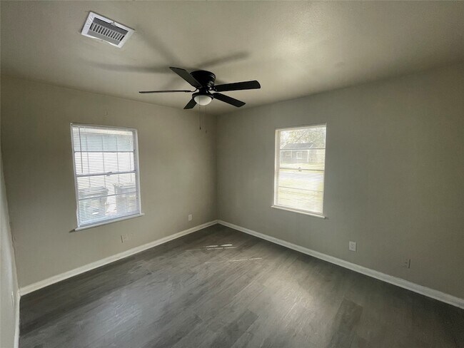 Building Photo - 6139 Belcrest St