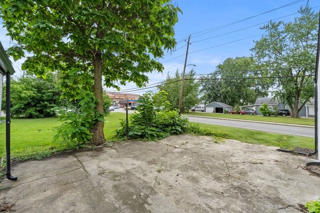 Building Photo - 2 BEDROOM HOME!