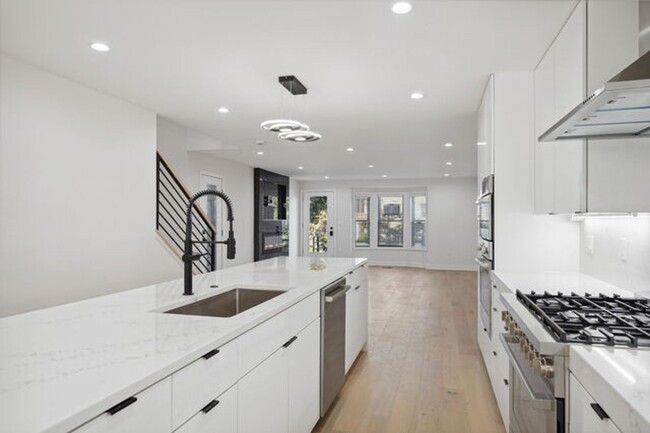 Building Photo - Stylish Cleveland Park Renovation with Par...