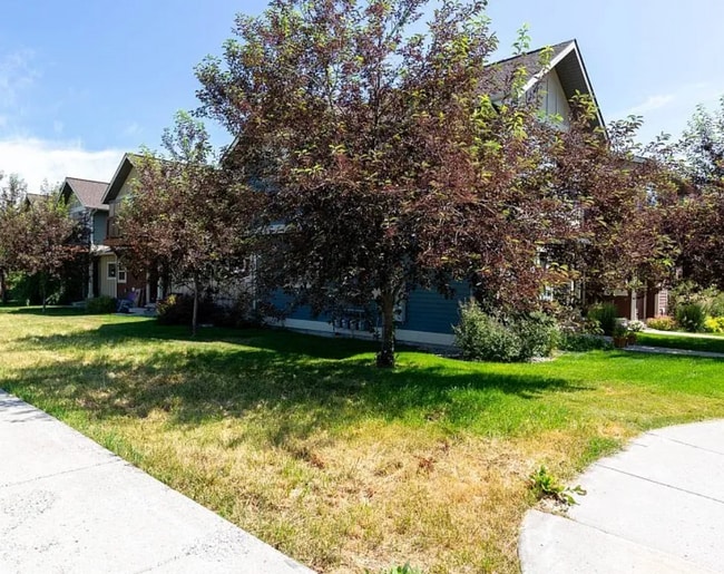 Building Photo - Bright & stylish end-unit 2 Bedroom 1.5 Ba...