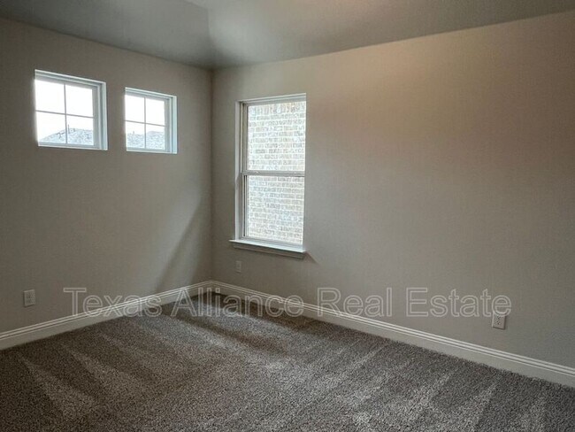 Building Photo - 552 Hutchinson Ln