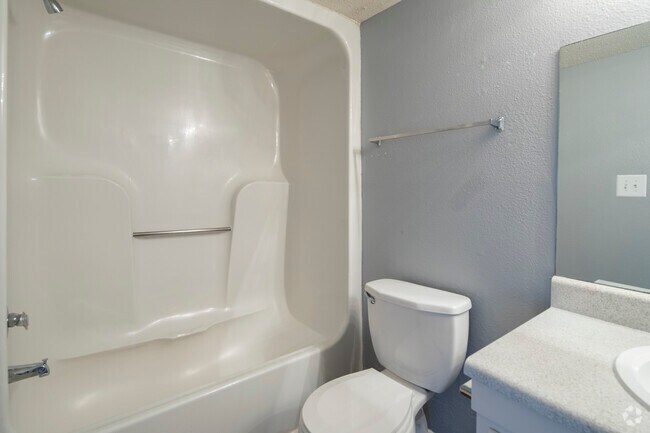 1BR, 2BA - 675SF - Governors House