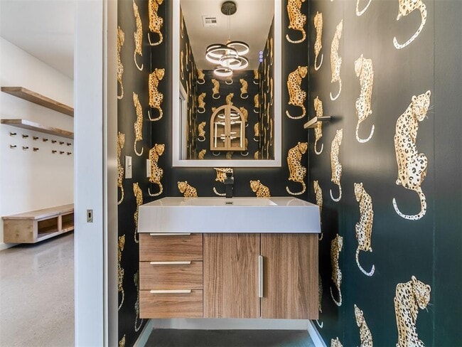 Building Photo - 605 N Idaho Ave