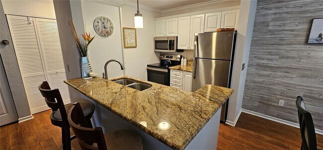 Building Photo - 850 S Tamiami Trl