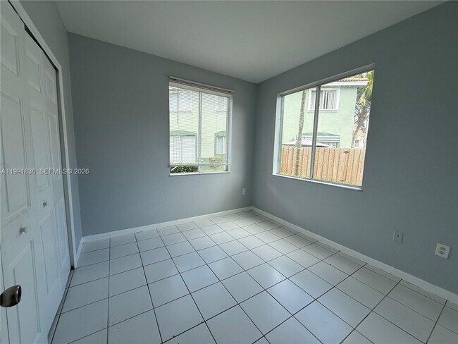 Building Photo - 1586 SE 27th Ct