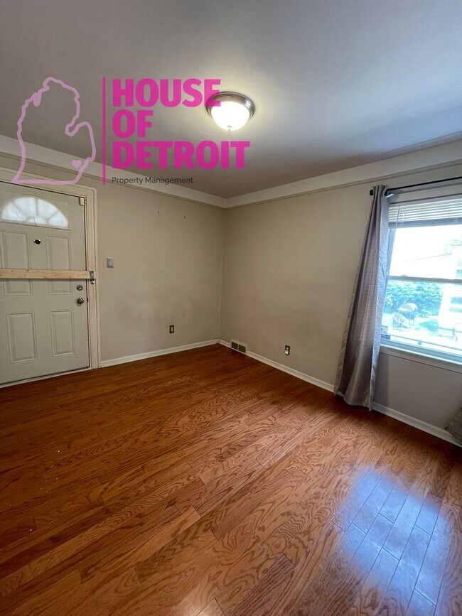 Building Photo - 3 BEDROOM 1 BATH BUNGALOW FREE PRE-SCREEN