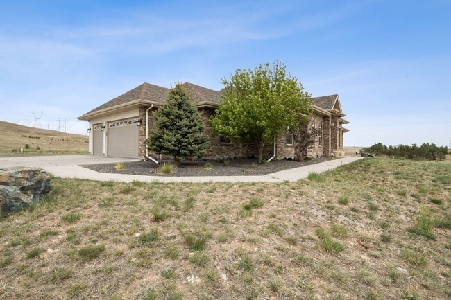 Building Photo - Executive 3-Bed Ranch Main Level - Private...