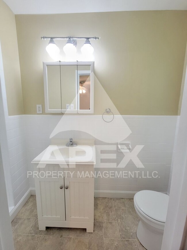 Building Photo - Spacious 3-Bd 2 BA Single Family home w/ B...