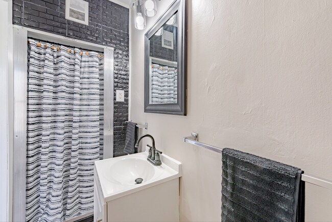 Building Photo - Beautiful 3 bedroom home in Aliquippa available August 1!