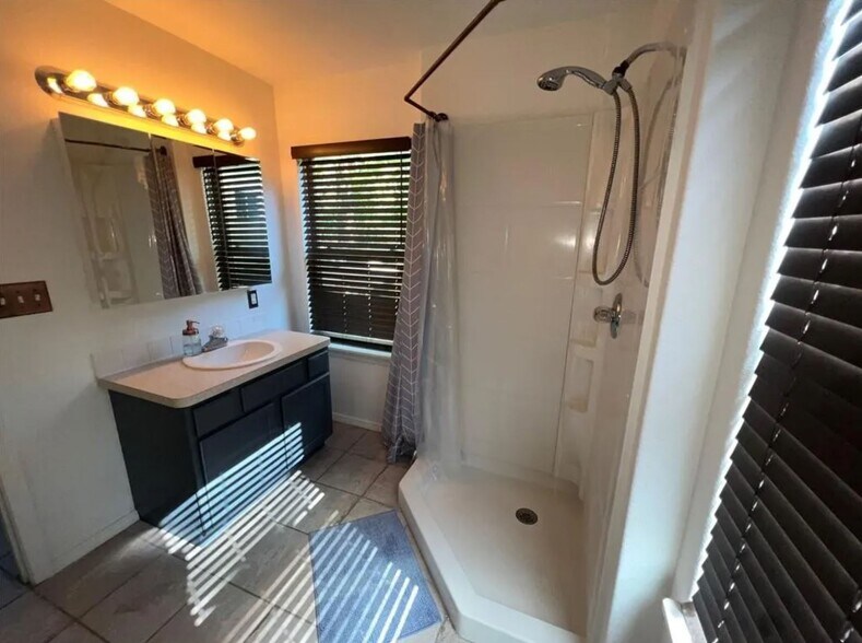Bathroom - 2002 E Huntsville Rd