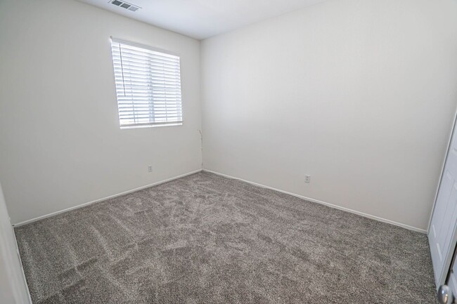 Building Photo - Creekside 3 Bedroom Townhome for Rent in V...