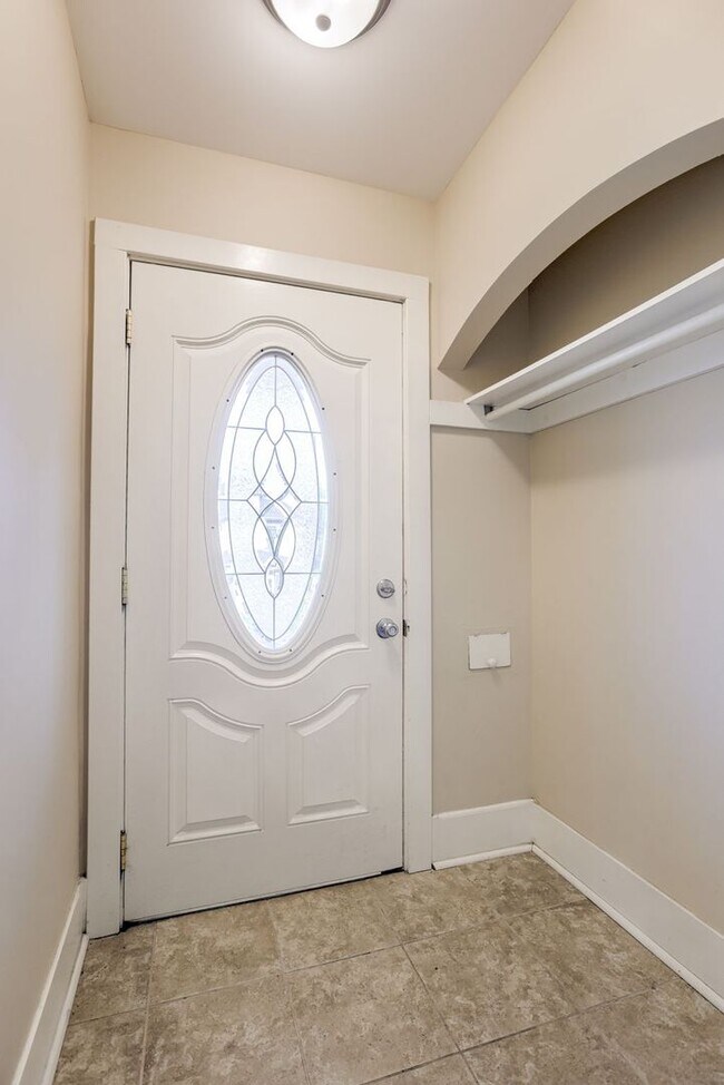 Building Photo - Spacious 3 Bedroom Duplex in the Heart of Midtown Featuring Detached Garage!!