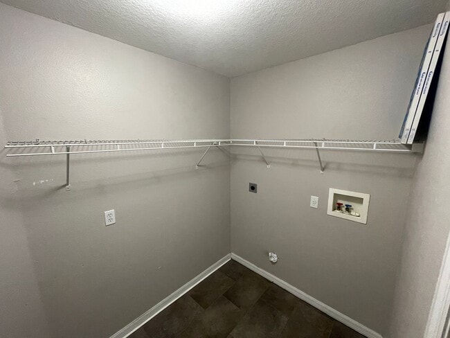 Building Photo - Spacious 3/2 in Quiet Neighborhood!