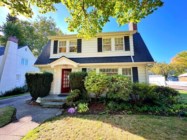 Primary Photo - Stunning 3 Bedroom with Fully Fenced Yard ...