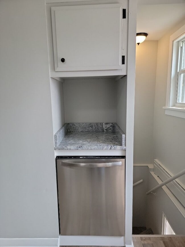 Building Photo - AVAILABLE JUNE 1st 2026 - Fantastic Newly Renovated 5 Bed 2 Bath Home w/ Garage