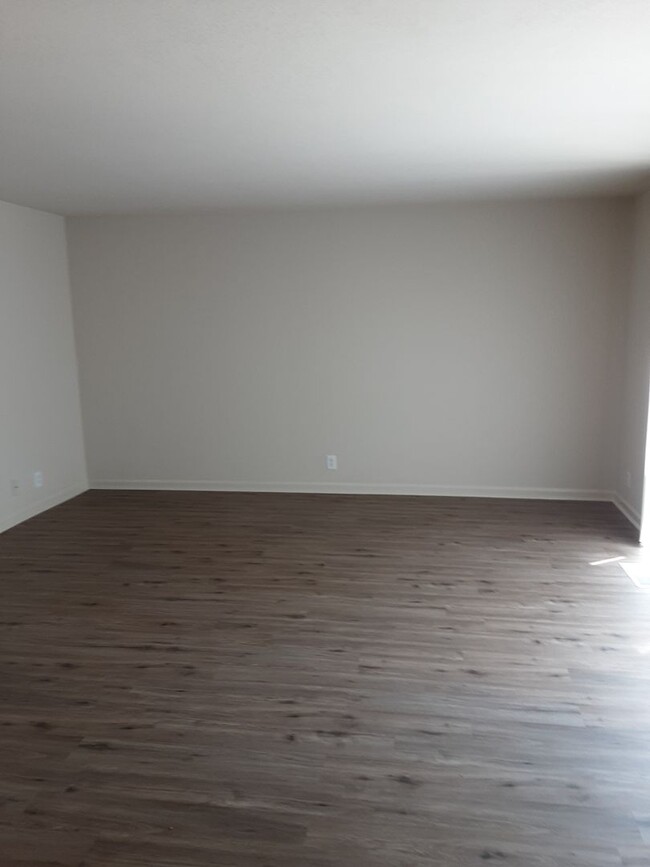 Building Photo - Big Bright 3-bedroom 2.5 bath Townhouse in...