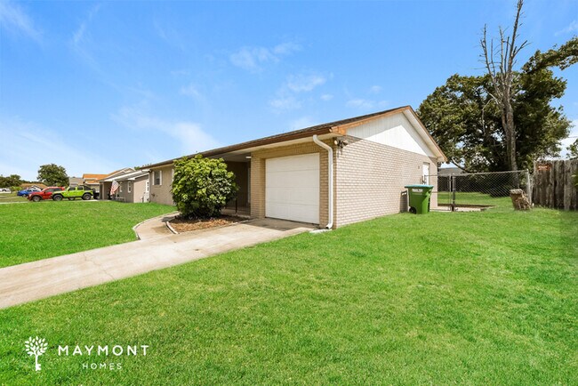 Building Photo - 1025 Ireland Dr