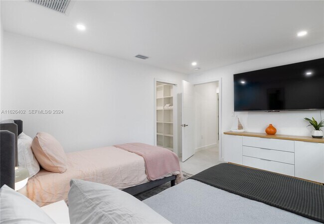 Building Photo - 1575 Osprey Ave