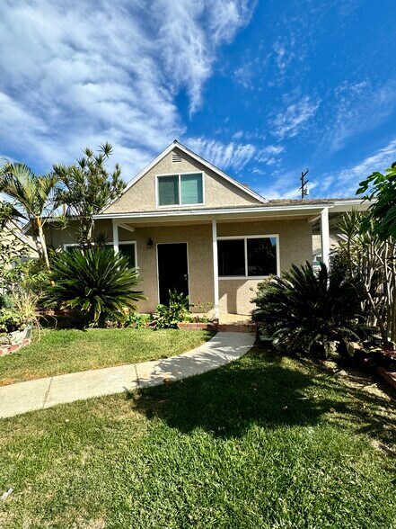 front with yard - 13122 Woodridge Ave