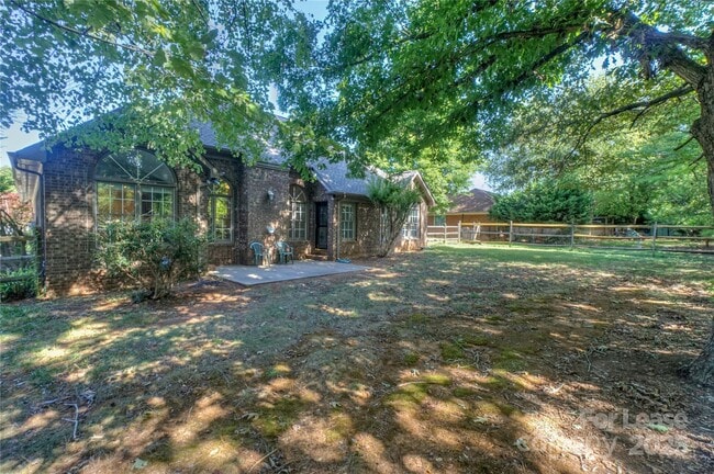 Building Photo - 840 Emerson Dr