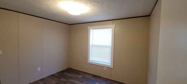 Building Photo - Very nice 3 bedroom/2 bath mobile home in ...
