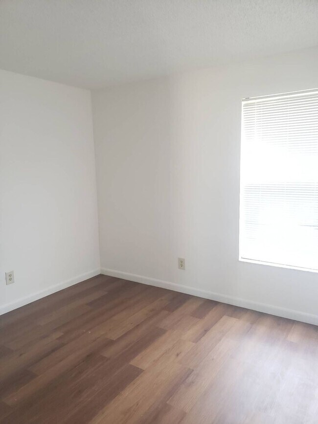 Building Photo - GREAT 3 bedroom 2 bath all new inside sing...