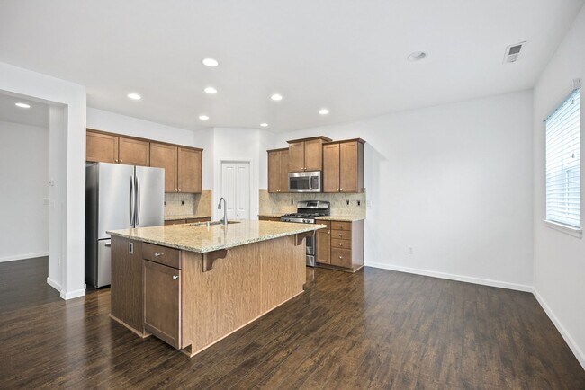 Building Photo - Spacious 4-Bed Puyallup Home For Rent | 3-Car Garage & Quick Commute to JBLM!