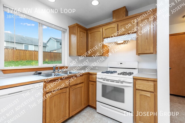 Building Photo - 1766 NW Almond Loop