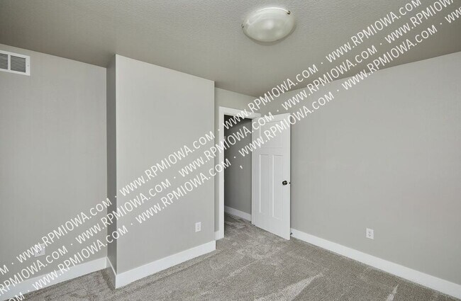 Building Photo - 670 SE Drumlin Dr