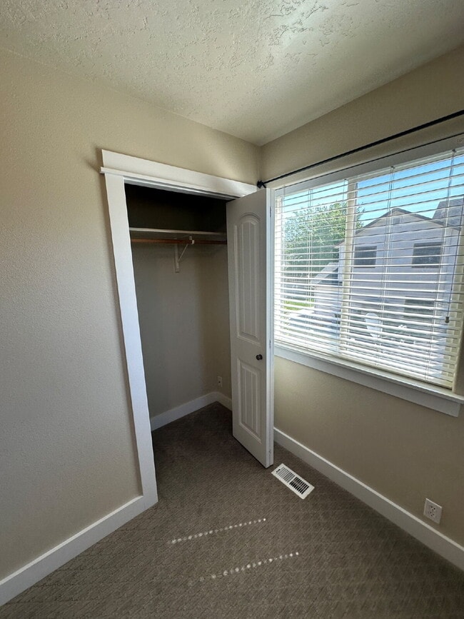 Building Photo - "Charming 4-Bed Home with Granite Accents & Hardwood Elegance in Meridian!"