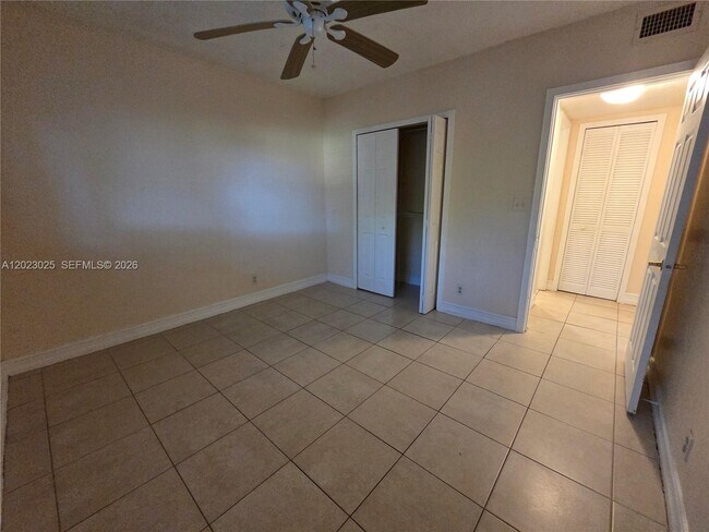 Building Photo - 1423 Holly Heights Dr