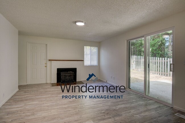 Building Photo - 4 bedroom 3 bathroom pet friendly home