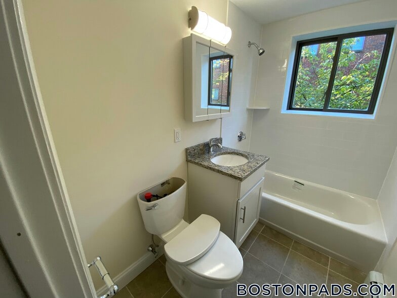 Building Photo - 15 Chester St