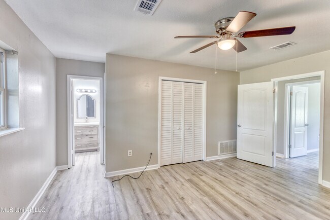 Building Photo - 504 N Island View Ave