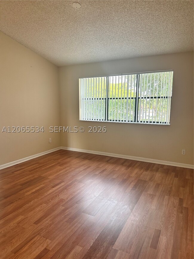 Building Photo - 610 S Park Rd