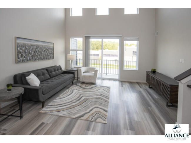 Building Photo - Howard Lofts - 3 bedroom with lofted 3rd b...