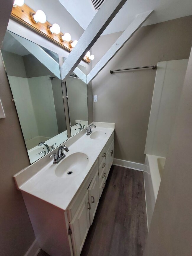 Building Photo - 3 Bedroom Duplex