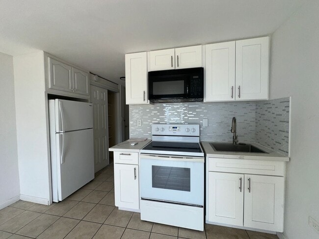 Building Photo - Makaha Surfside One Bedroom A building $16...