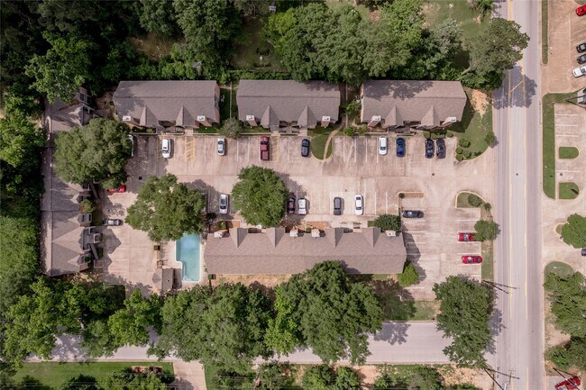 Building Photo - 2401 Sycamore Ave